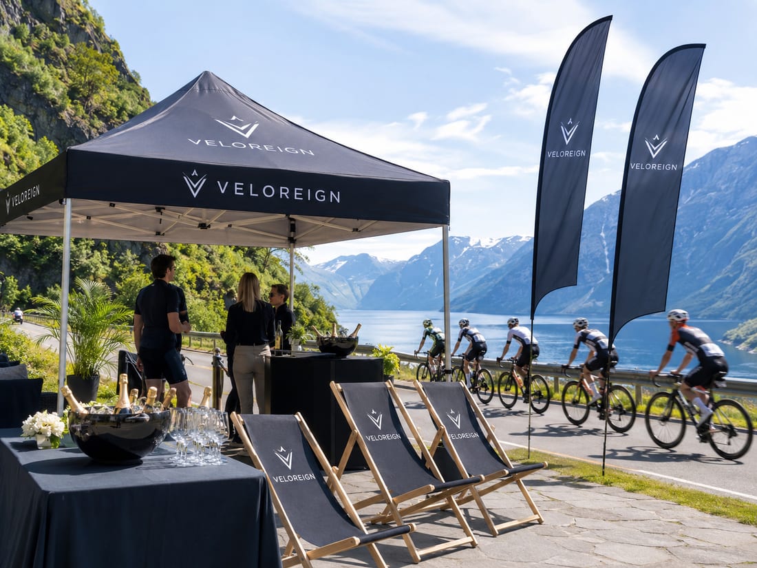 Eventtelt med tryk og liggestole til et cykelevent