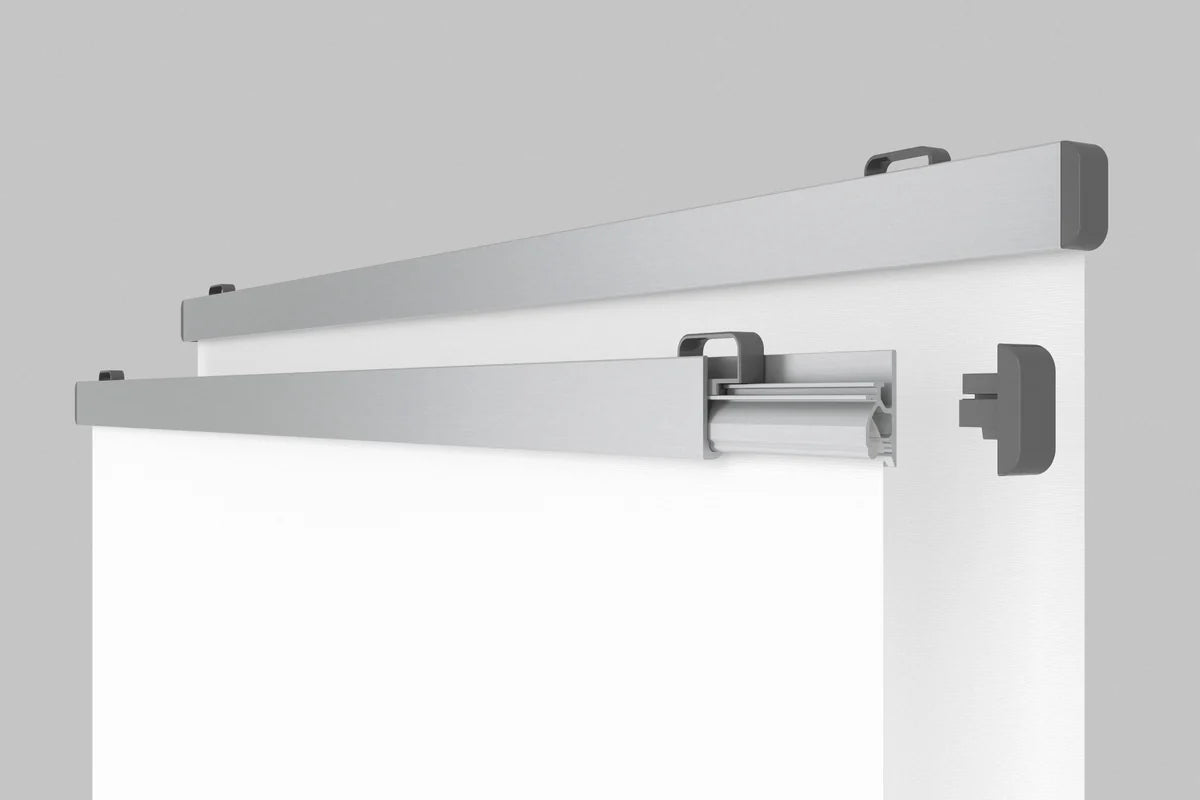 Otwarty profil Square Lock z widocznym zaciskiem i zaślepką