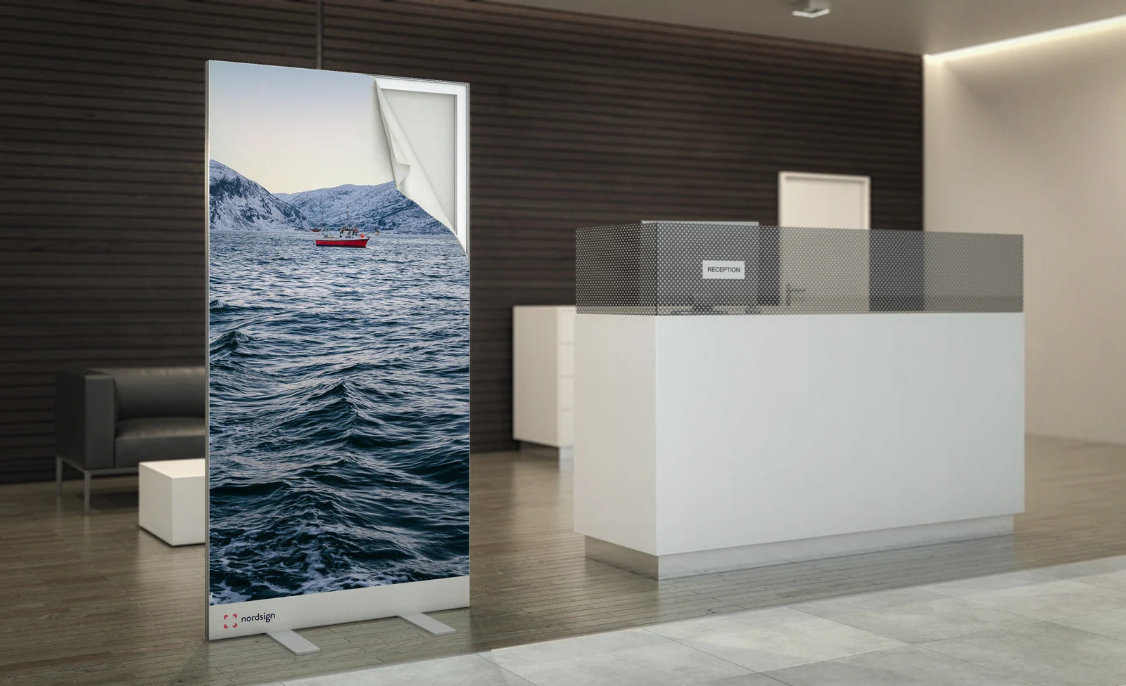 Produktvisualisering af en fritstående Double Frame 44, hvor tekstilets hjørne er løftet for at vise den udskiftelige grafik