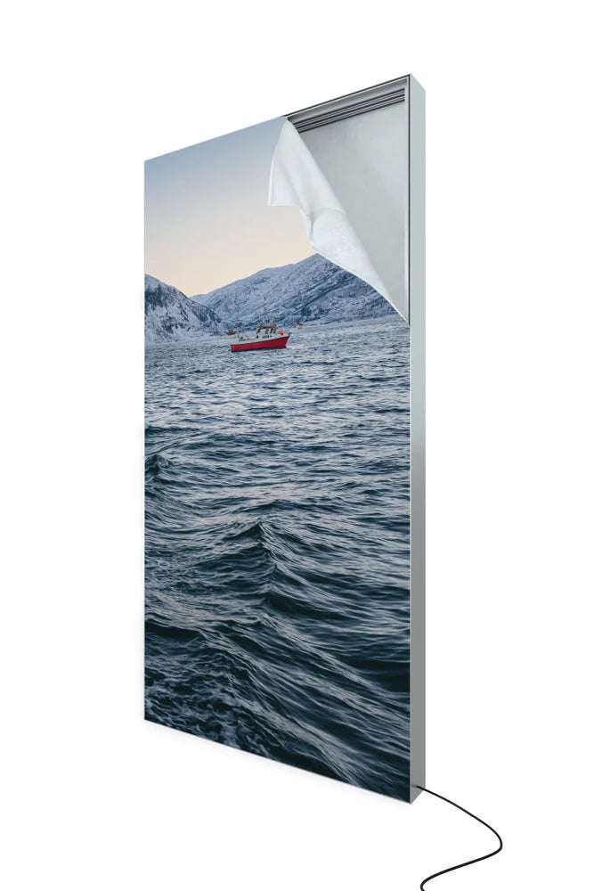 Backlit Frame 100 z uniesionym wydrukiem tekstylnym i widocznym przewodem zasilającym