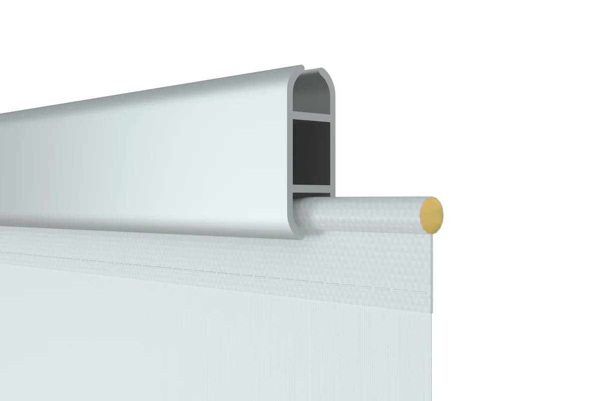 Krawędź banera z kedrem wsuwana do profilu aluminiowego